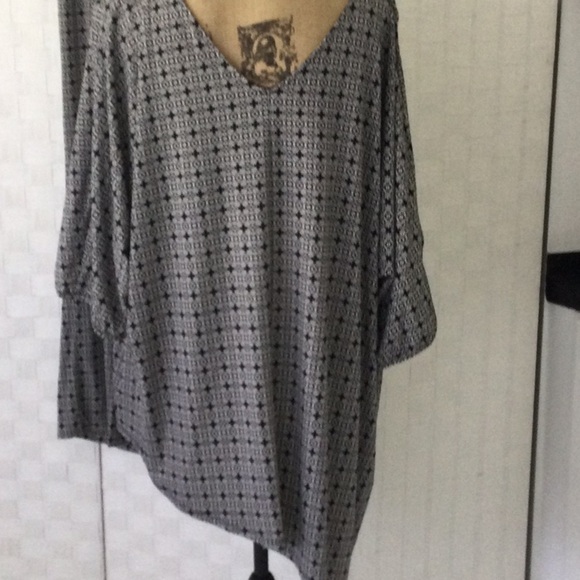 Woman’s Lane Bryant 2 pc pants set size 1X a V neck one open sleeve.  New  #442 - Picture 3 of 14